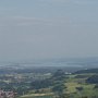 Aussicht vom Hohenhewen über den Hohenkrähen zum dunstigen Bodensee