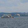 in Meersburg von Konstanz her einlaufende Fähre mit der Insel Mainau im Hintergrund