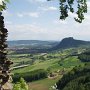 Blick von der Ruine Hohenkrähen auf den Hohentwiel bei Singen